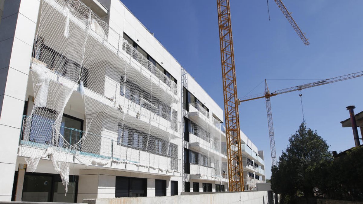 Imagen de archivo de pisos en construcción en Lleida.