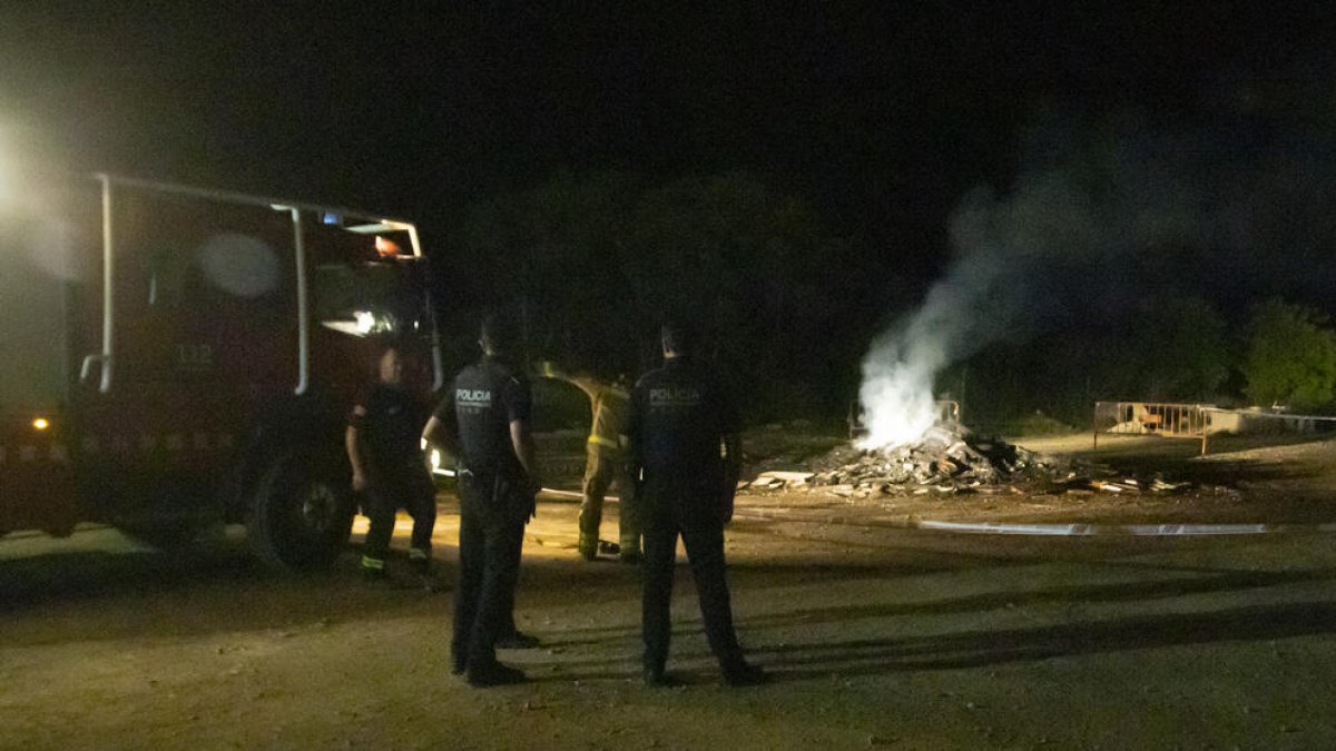 Mossos i Bombers, divendres a la nit després de la tragèdia.