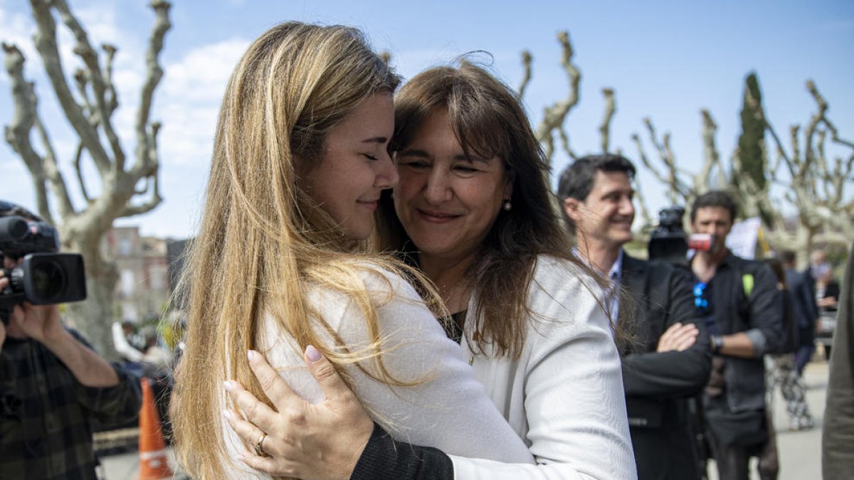 La líder de Junts, Laura Borràs, abrazando el jueves a su hija Marta tras ser condenada.