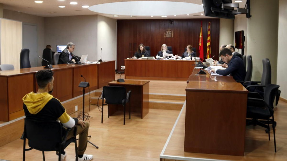 L'acusat, en la primera sessió del judici de dilluns a l'Audiència de Lleida.