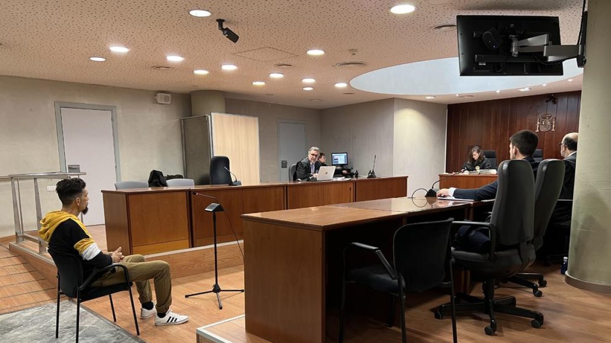 El ladrón multirreincidente acusado de disparar al propietario de un camión en Vilanova de la Barca, durante la primera jornada del juicio en la Audiencia de Lleida