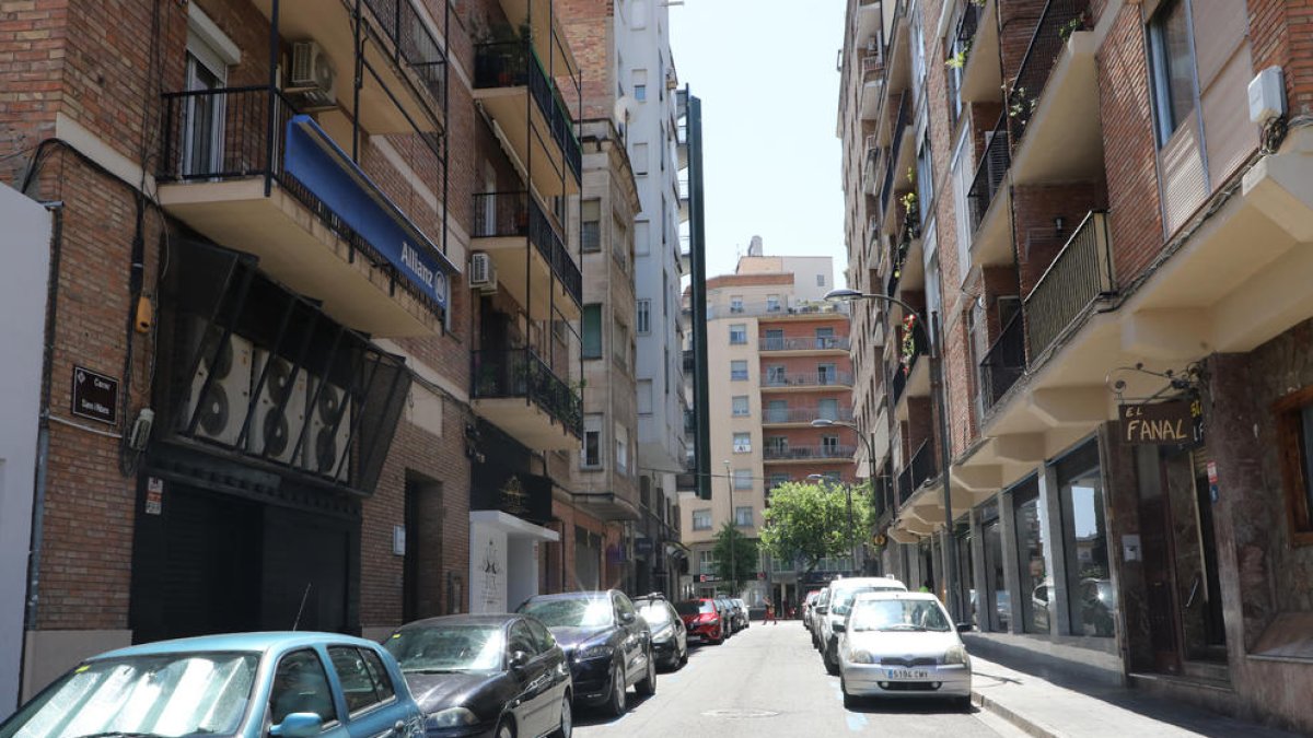Vista del carrer Sans i Ribes, amb el número 6 a l’esquerra.
