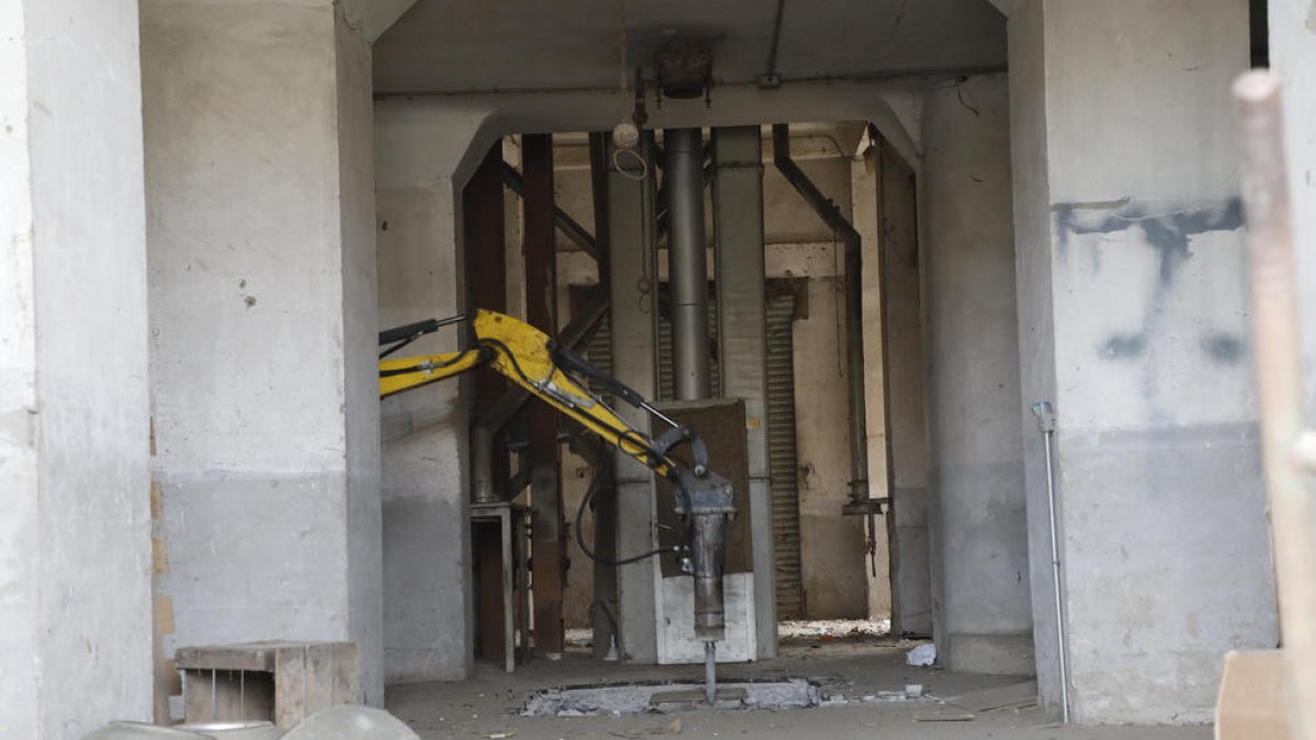 La máquina que ayer comenzó a perforar el suelo del interior de los silos de Pardinyes.