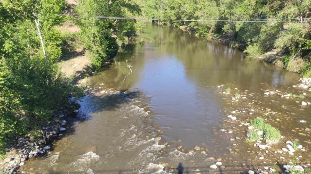 El caudal del Segre en Alàs, ayer, donde ha aumentado gracias a las lluvias de los últimos días.