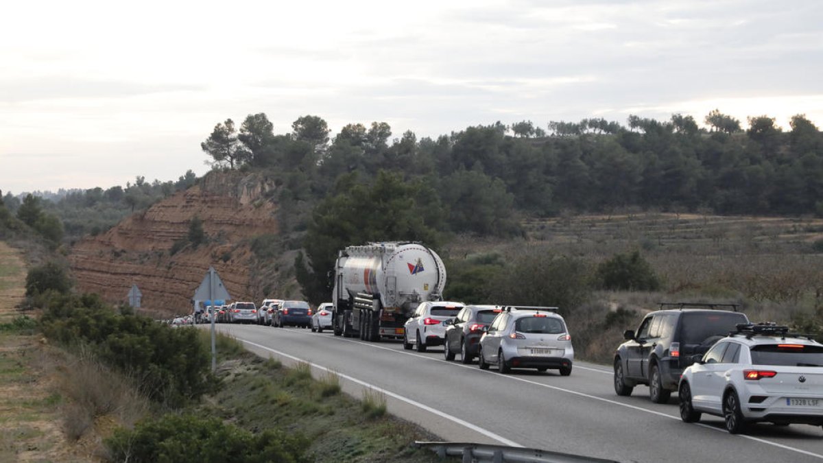 Vehículos que circulaban en dirección a Flix parados ayer tras el accidente. 