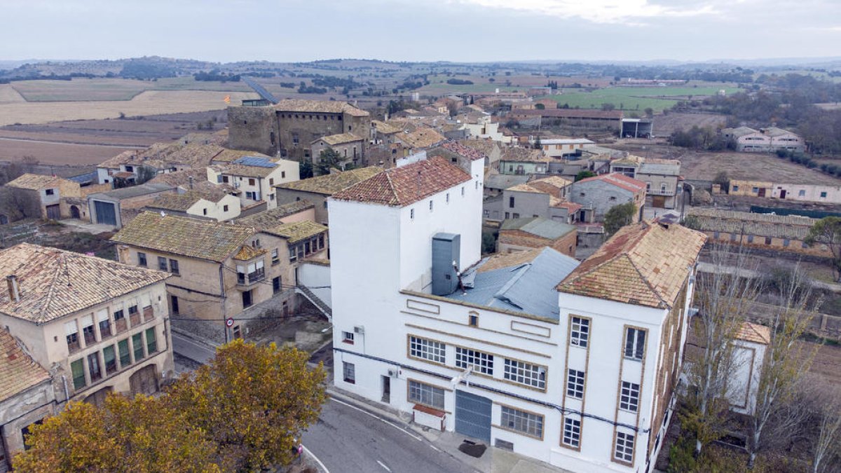 La antigua harinera Balcells, a la entrada del pueblo de Concabella. 