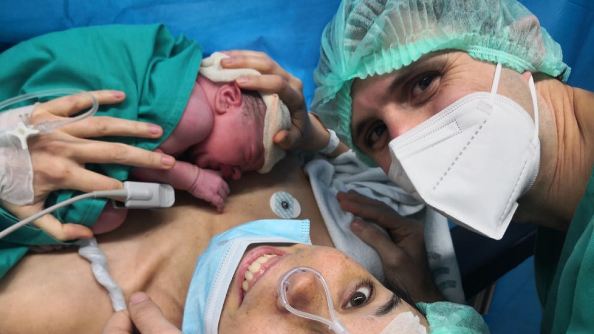 Marina y Lluís junto a su hijo recién nacido Aran, ayer en el Hospital Comarcal del Pallars, en Tremp.