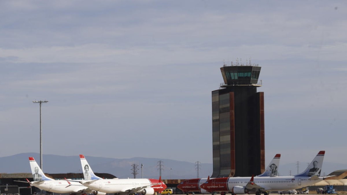 Imatge d’arxiu d’avions estacionats al recinte de l’aeroport d’Alguaire.
