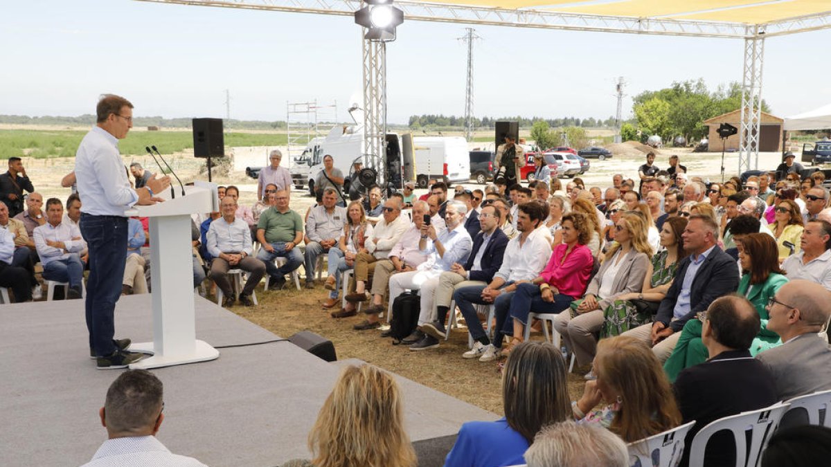 Feijóo, en la seua intervenció, davant d’una primera fila amb Xavi Palau, Dante Pérez i Dolors Montserrat.