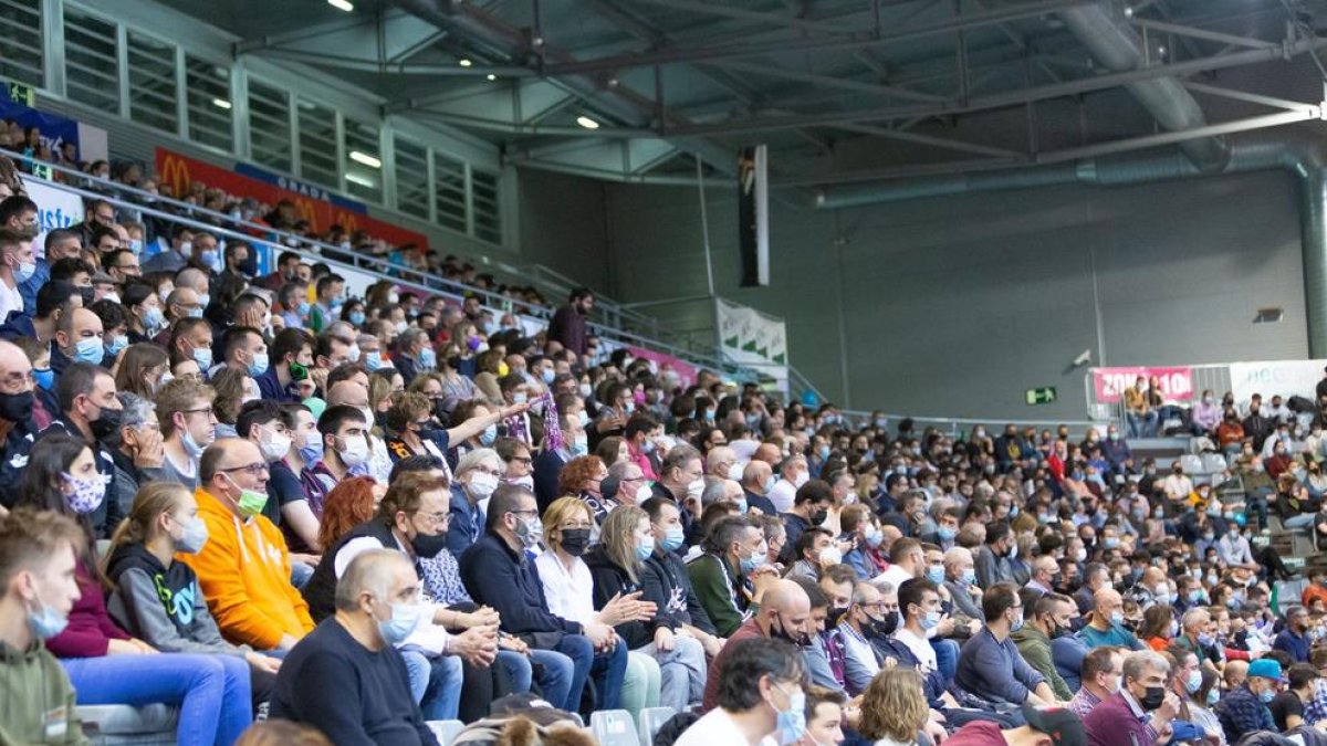 Unos 4.800 aficionados casi han llenado el pabellón.