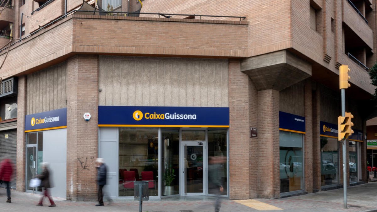 Imatge de l’oficina bancària que té CaixaGuissona al passeig de Ronda, a Lleida.