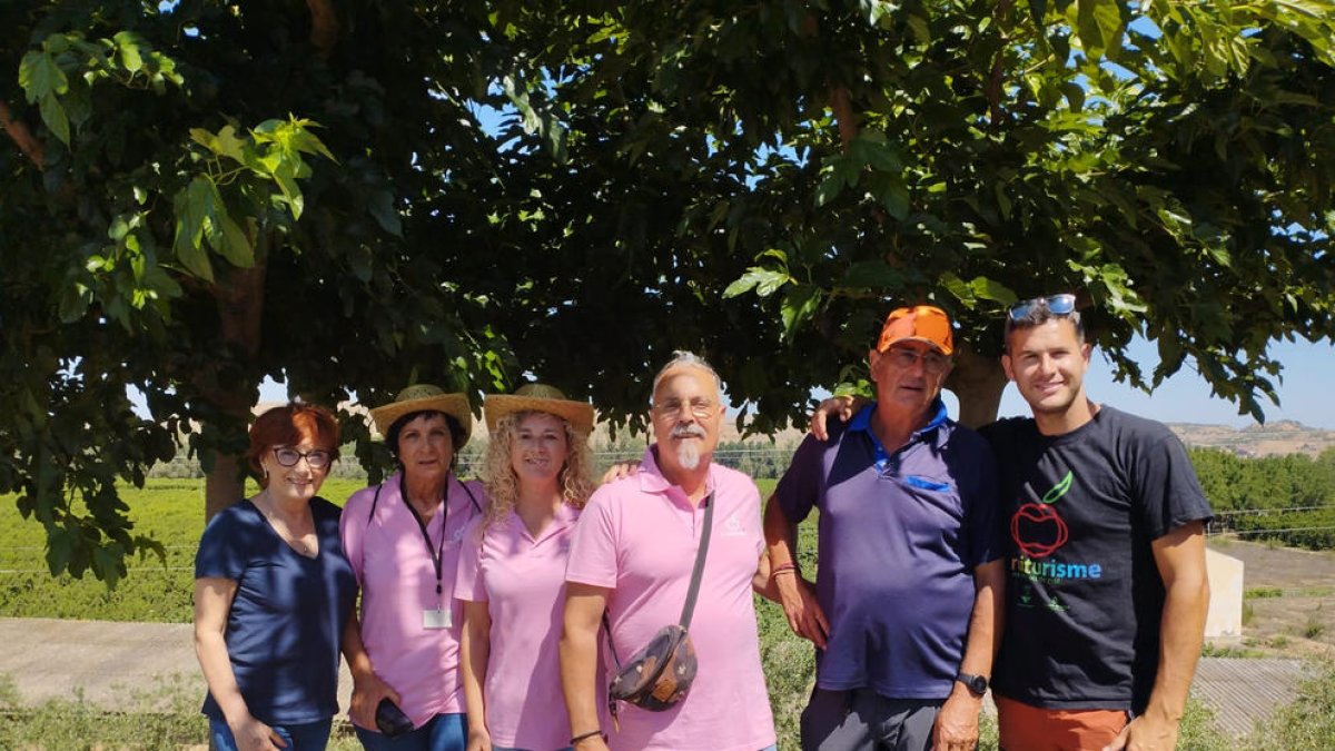 Alguns dels involucrats en el projecte, ahir als camps de fruiters d’Aitona.