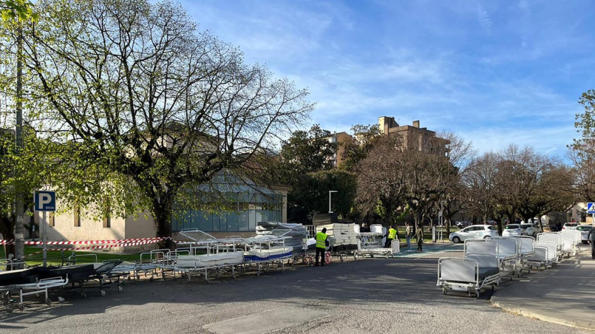 Els nous llits de la unitat de salut mental, a l’exterior de l’hospital Santa Maria.