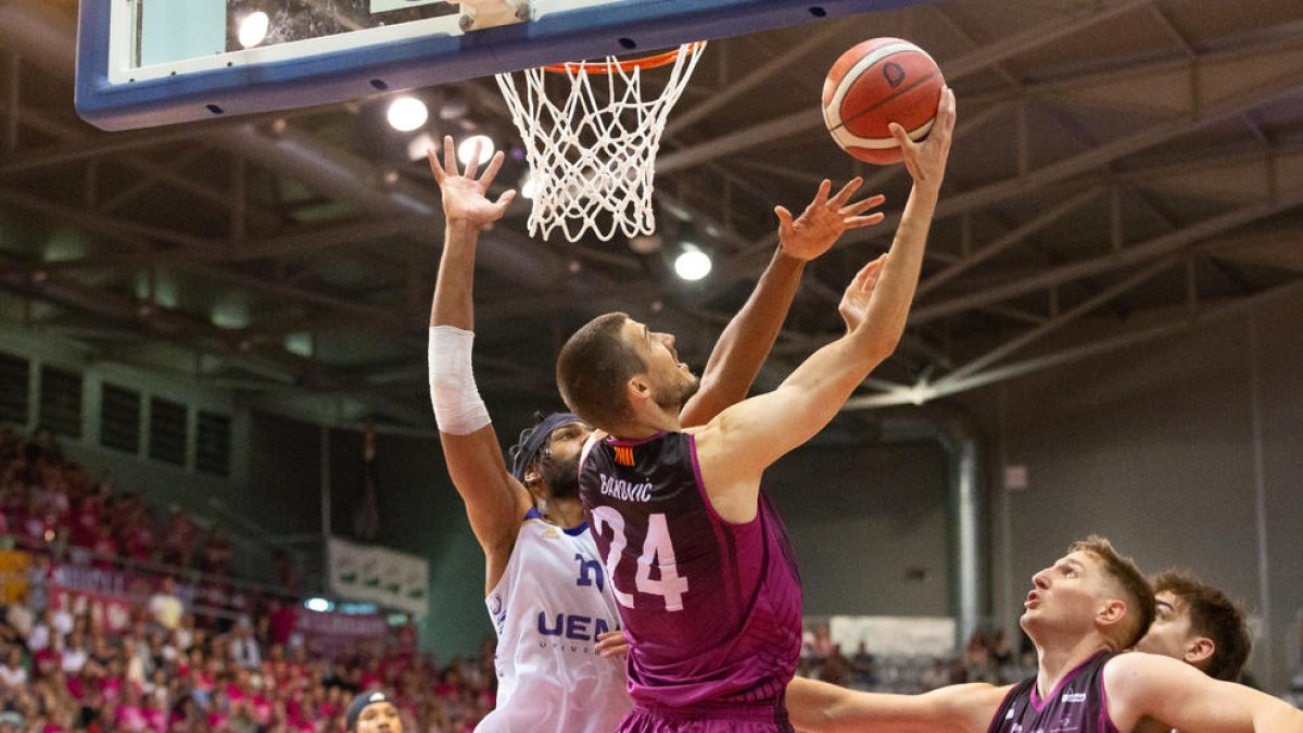 Marko Bakovic, el más valorado del Força Lleida, anota a aro pasado pese a la oposición de N’Guessan, que ayer no pudo pararle.