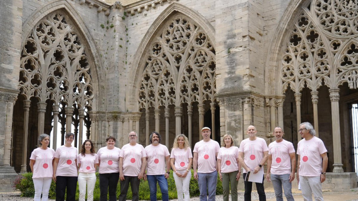 Alcaldes y responsables de la nueva ruta turística  ‘Fars de Ponent’, ayer en el claustro de la Seu Vella.