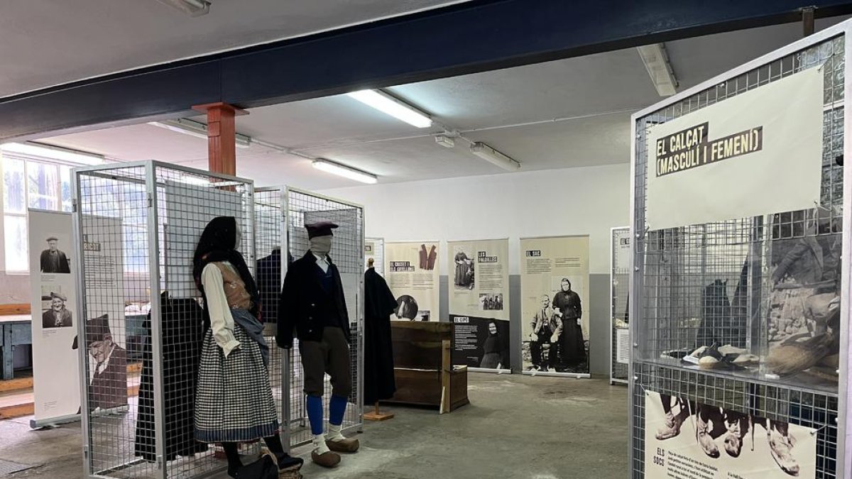 La muestra ‘Enfilant l’agulla’, en el edificio del taller de la central hidroeléctrica. 