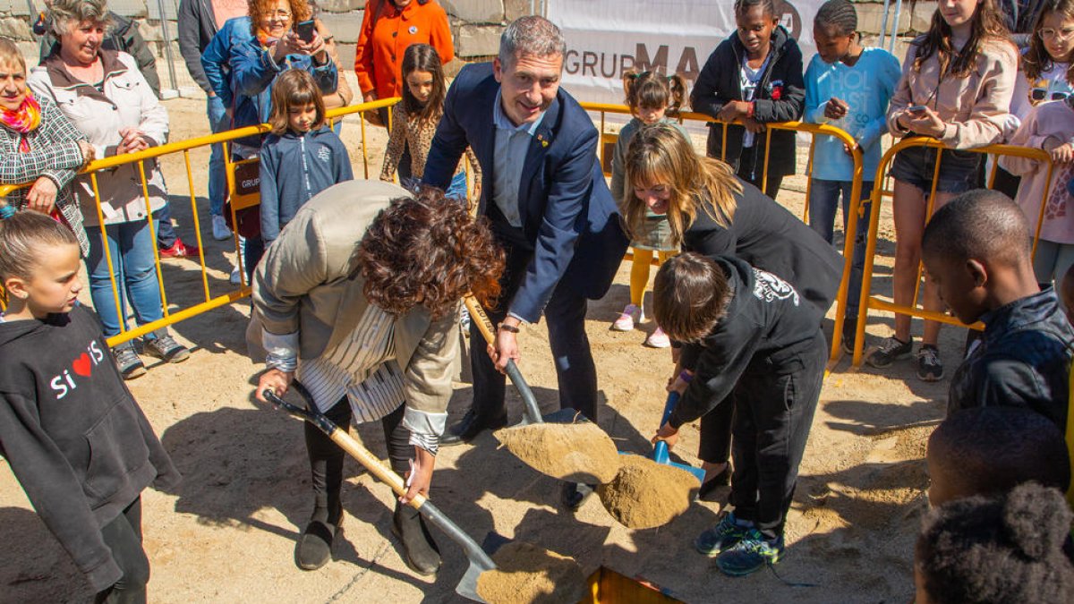 La col·locació de la primera pedra de la nova escola d’Albesa amb el conseller Gonzàlez-Cambray.