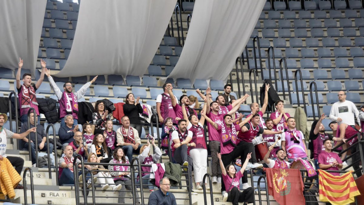 Mig centenar de seguidors de l’ICG Força Lleida van animar l’equip des de la grada.