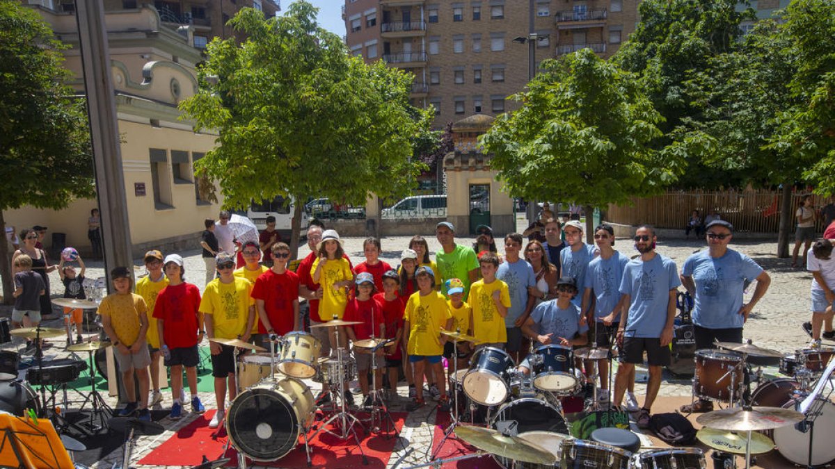 Participantes ayer en el ‘Planeta Bateria’, con camisetas de colores según el nivel de interpretación.