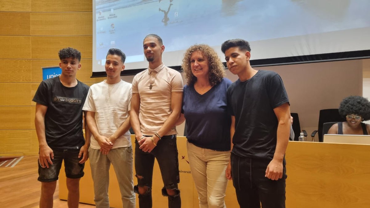 Els quatre joves amb la periodista Carolina Gili a l’acte celebrat dimecres a la Universitat de Lleida.