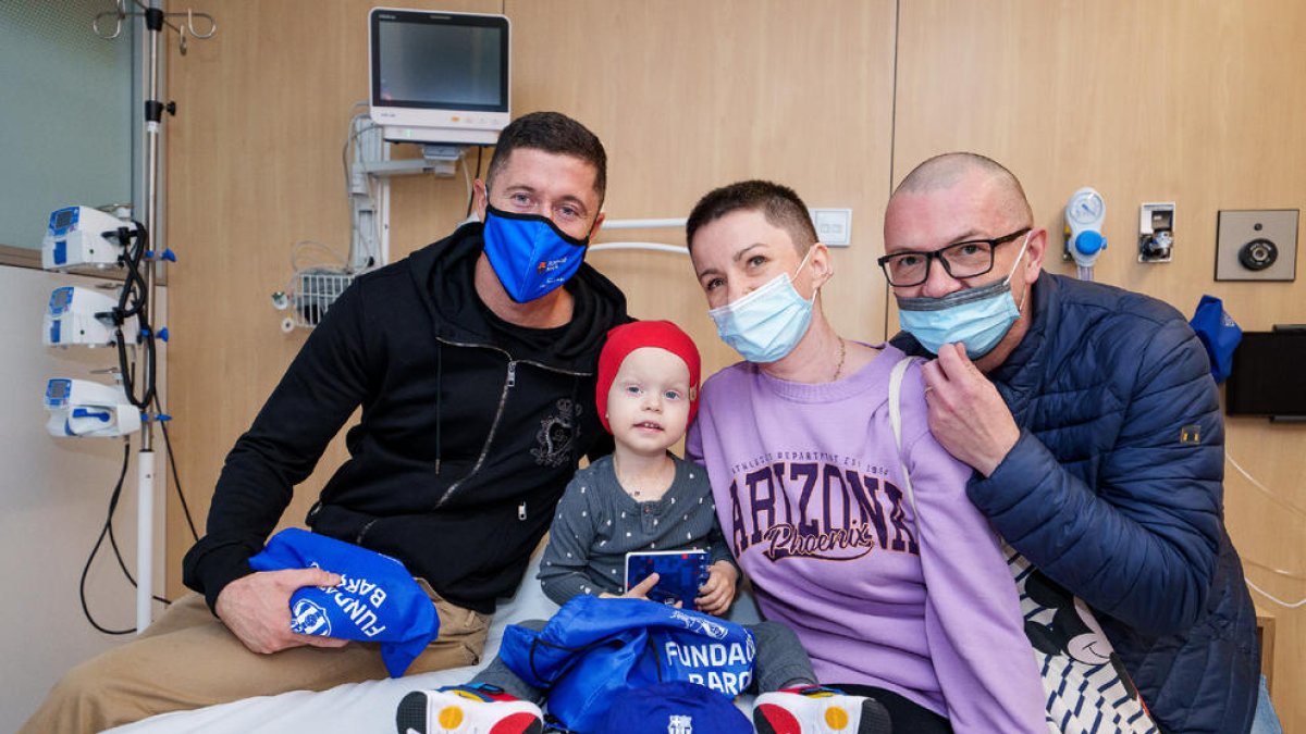 Robert Lewandowski, durant la visita que va fer a un hospital infantil.