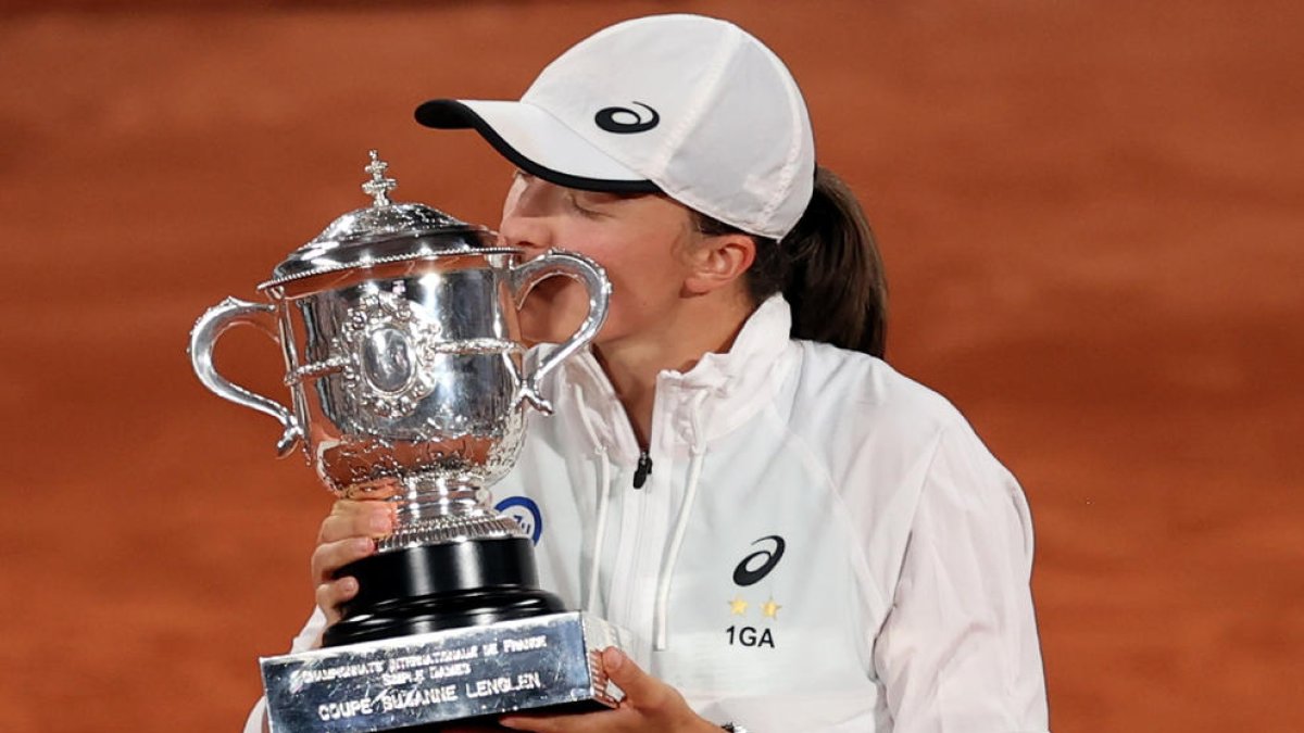 Iga Swiatek besa la copa como campeona de Roland Garros.