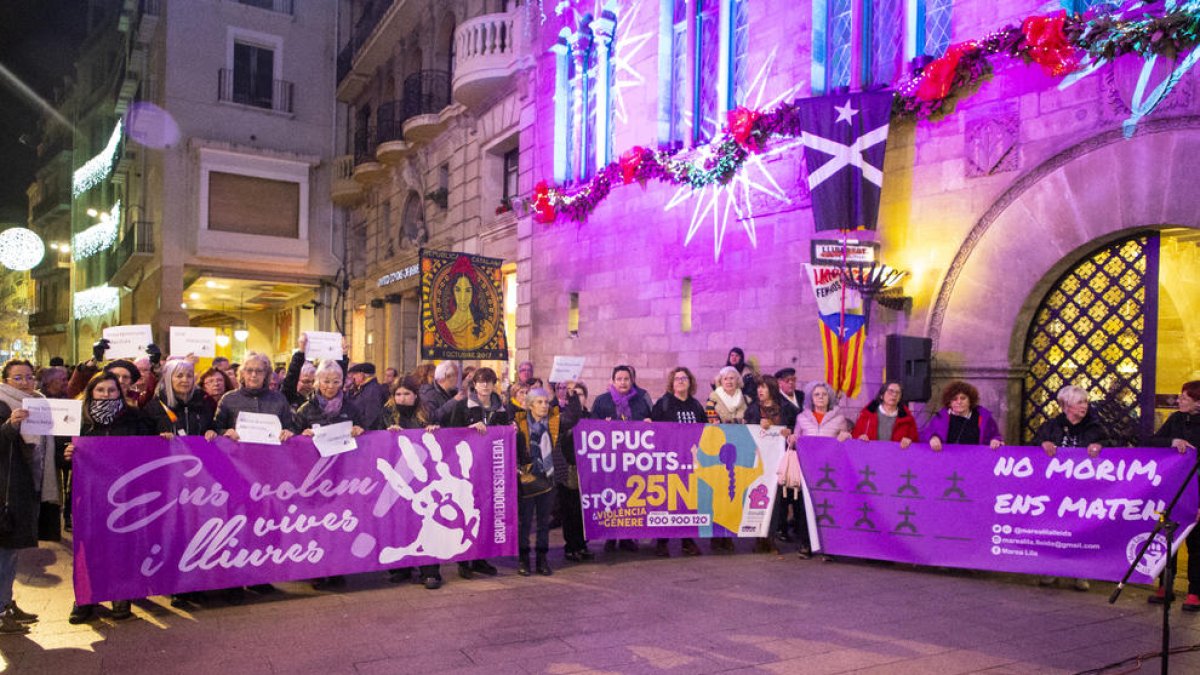 La marxa de Marea Lila i Grup Feminista de Ponent a Lleida va finalitzar a la plaça Paeria.