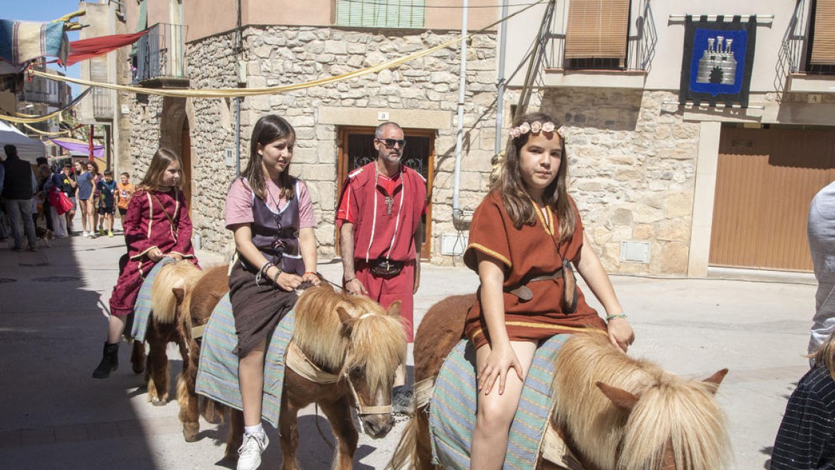 Passejos amb burro per als més petits pels carrers del centre.