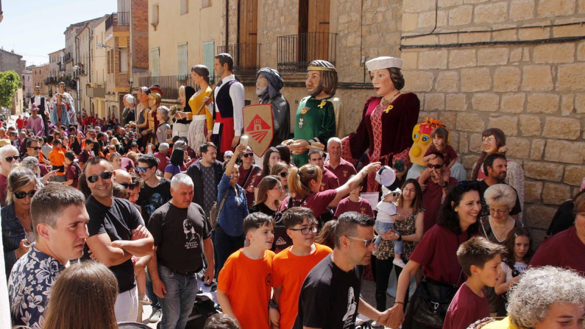 Centenars de persones van assistir ahir a la XIX Trobada de Gegants de Maials.