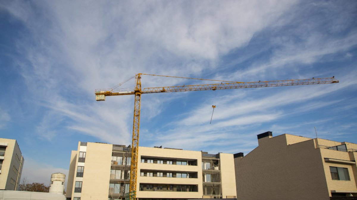 Un bloc de pisos en construcció a la ciutat de Lleida.