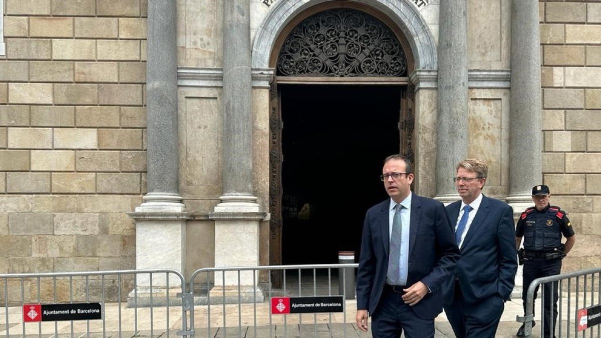 Marc Solsona y Ferran Bel ayer frente al Palau de la Generalitat. 