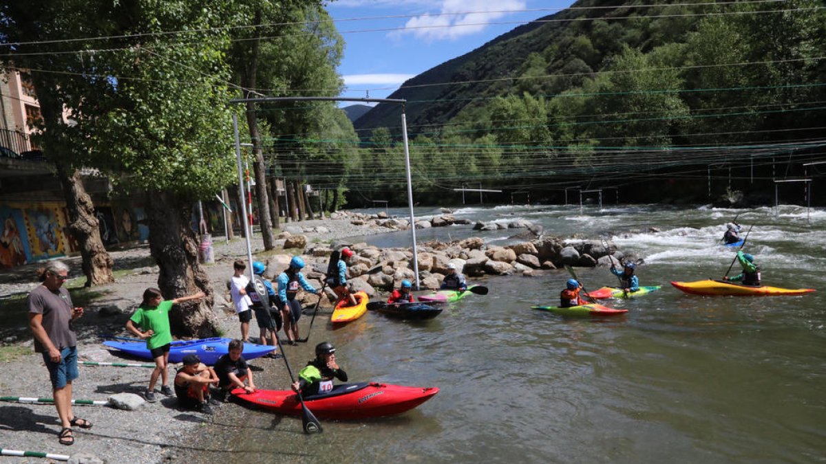La prova d’ahir de Kayak Cross que va obrir el Ral·li Noguera Pallaresa va congregar una vintena de participants al Parc de l’Aigüerola.