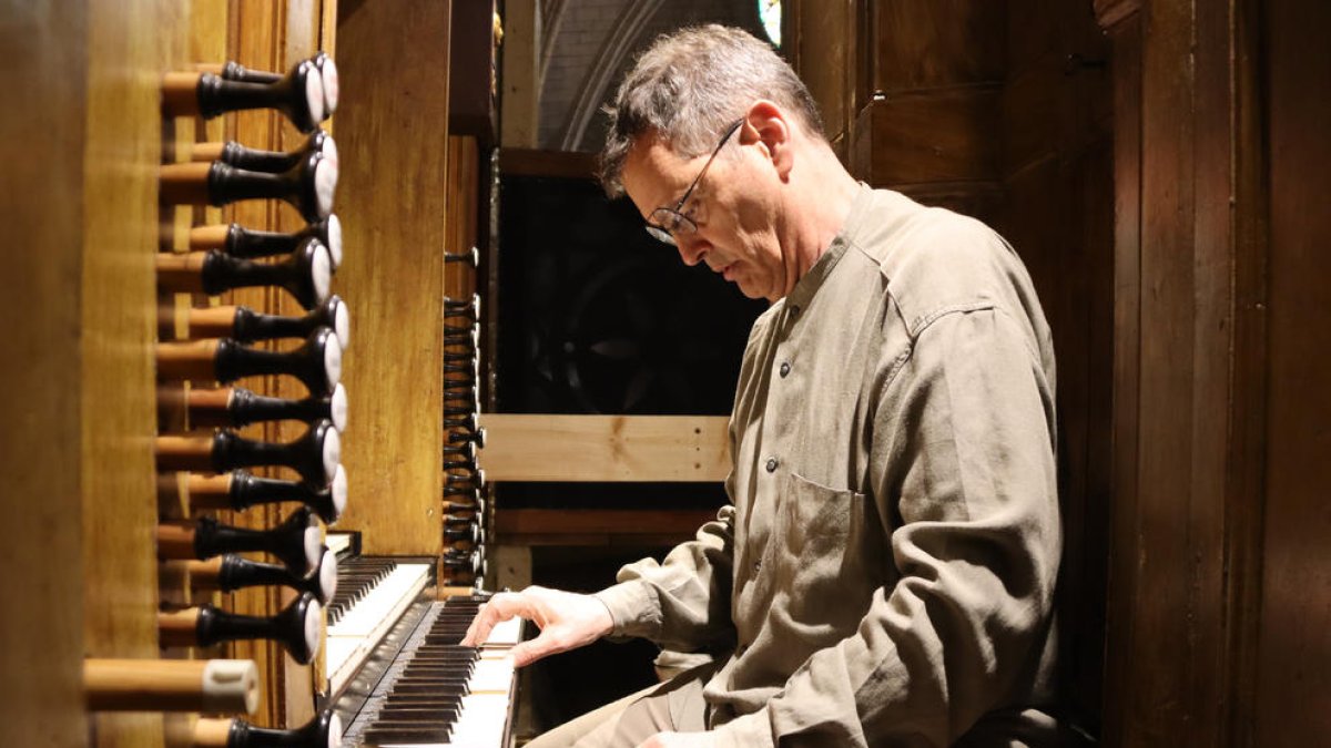 El restaurador Albert Blancafort toca el órgano restaurado.