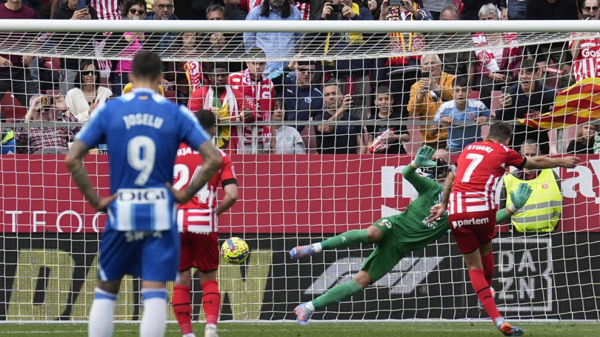 Stuani, en el moment en què va marcar de penal el 2-1 amb el qual el Girona va vèncer l’Espanyol.