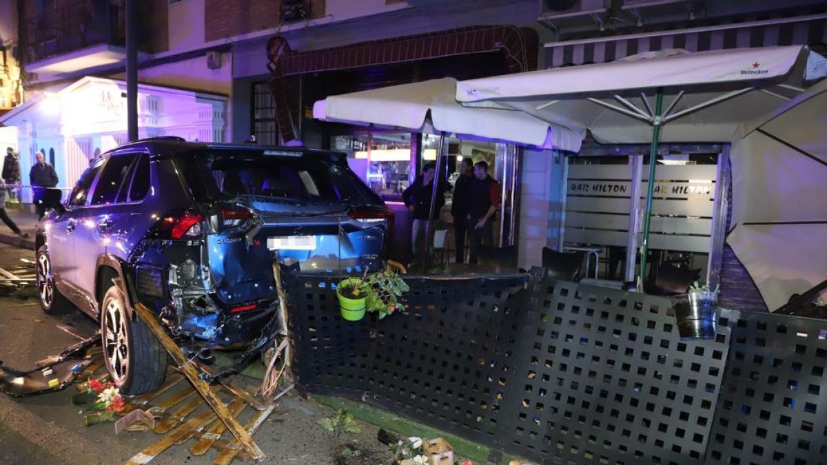 Les destrosses causades pel turisme a l'envair la terrassa del local de l'avinguda Alcalde Porqueres