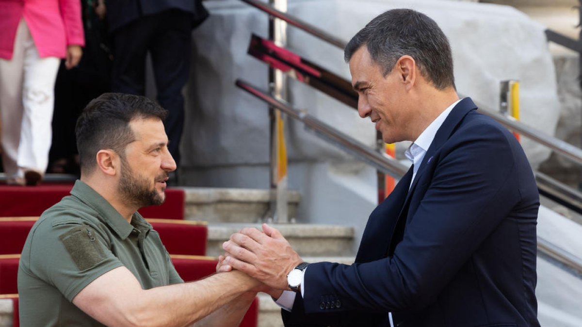 El president ucraïnès Volodímir Zelenski saluda Pedro Sánchez després de la seua reunió a Kíiv.