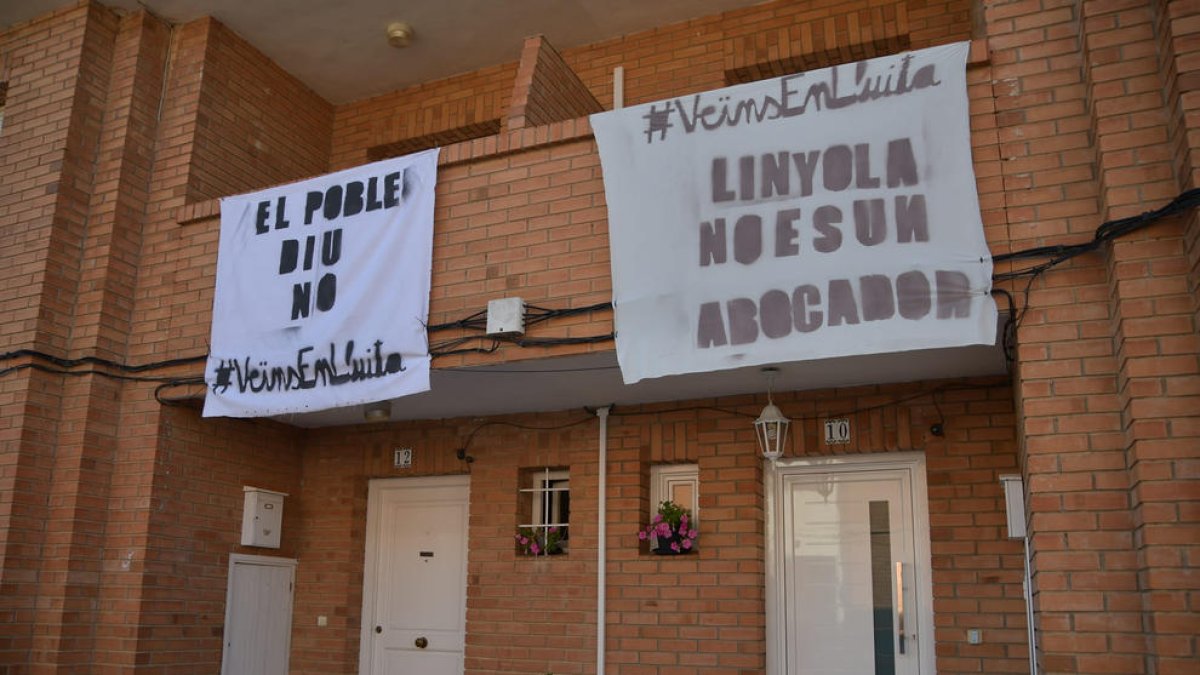 Dos de las pancartas que han colgado los vecinos de Linyola. 