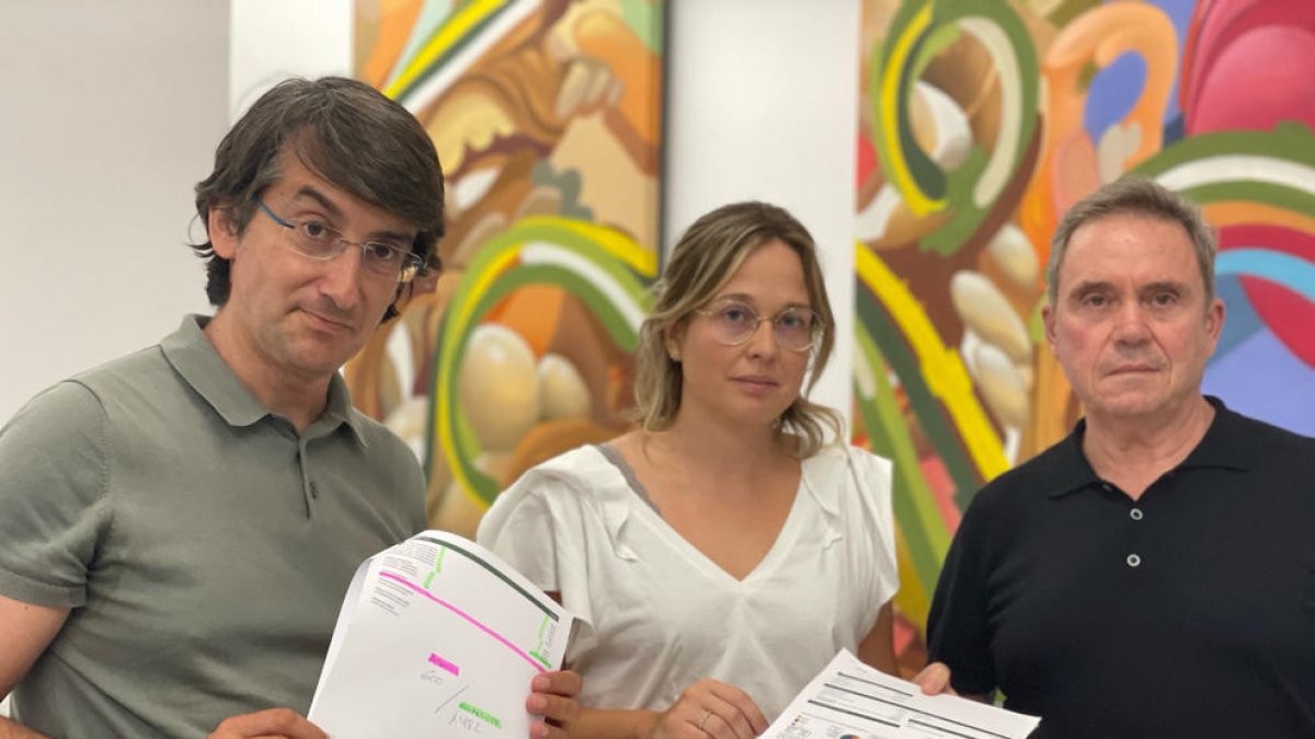 Manel Simón, Montse Baró y Joan Serentill enseñan unas facturas de la luz.