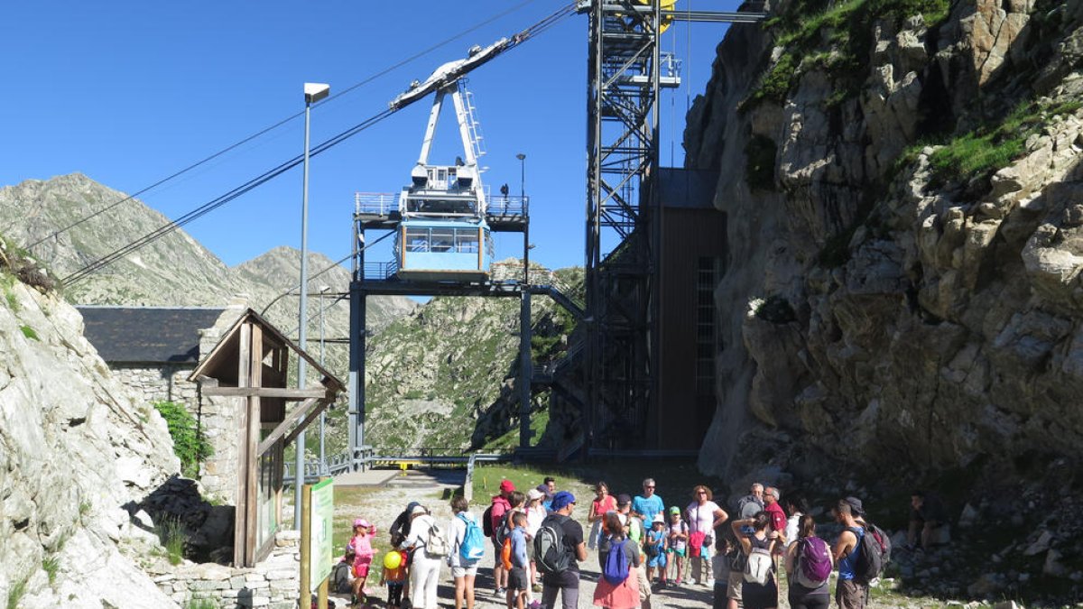 Primers usuaris que ahir van estrenar la temporada del telefèric.