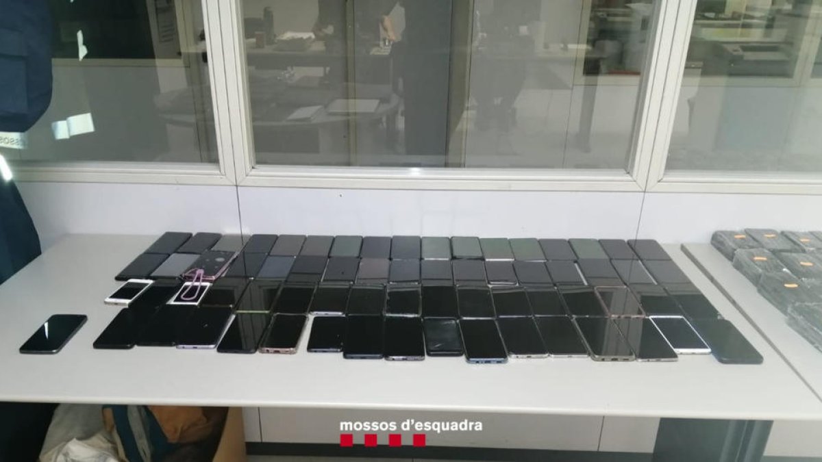 Els Mossos recuperen a Barcelona prop de 300 mòbils i aparells electrònics procedents de furts i robatoris