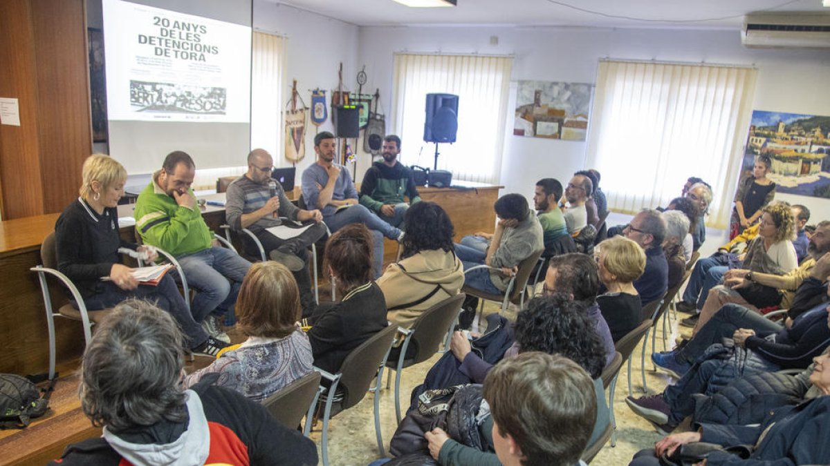 La sala de plens es va omplir ahir a vessar amb una taula redona.