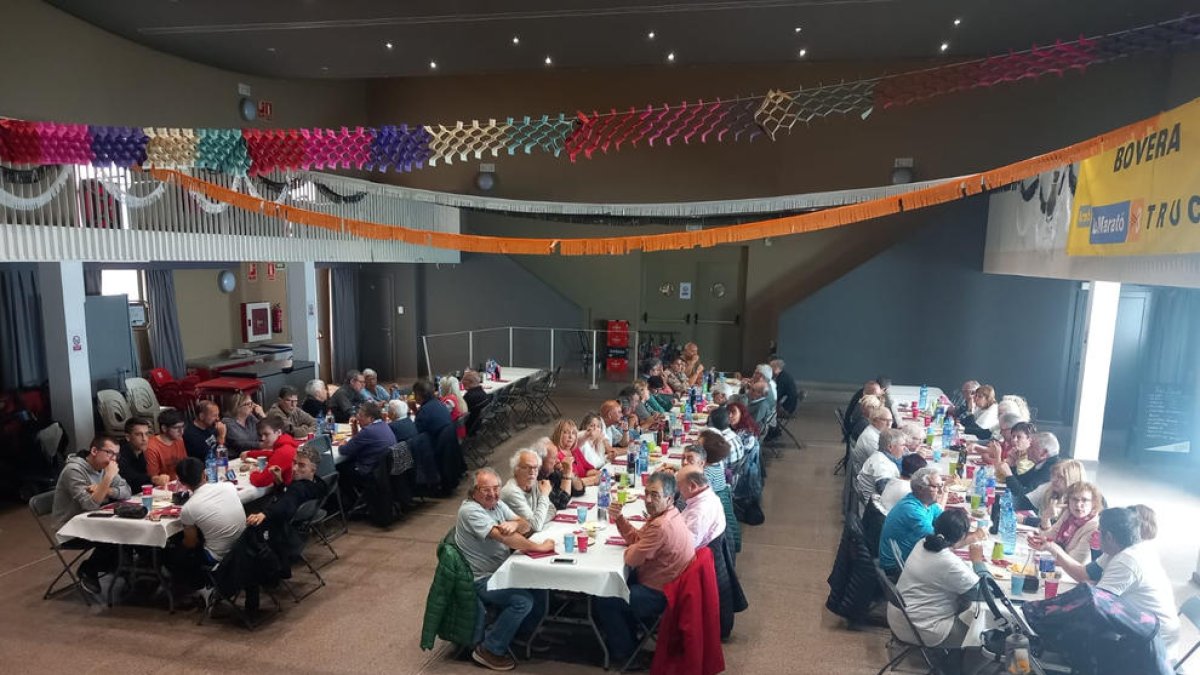 Los participantes en la fiesta en el casal de Bovera.