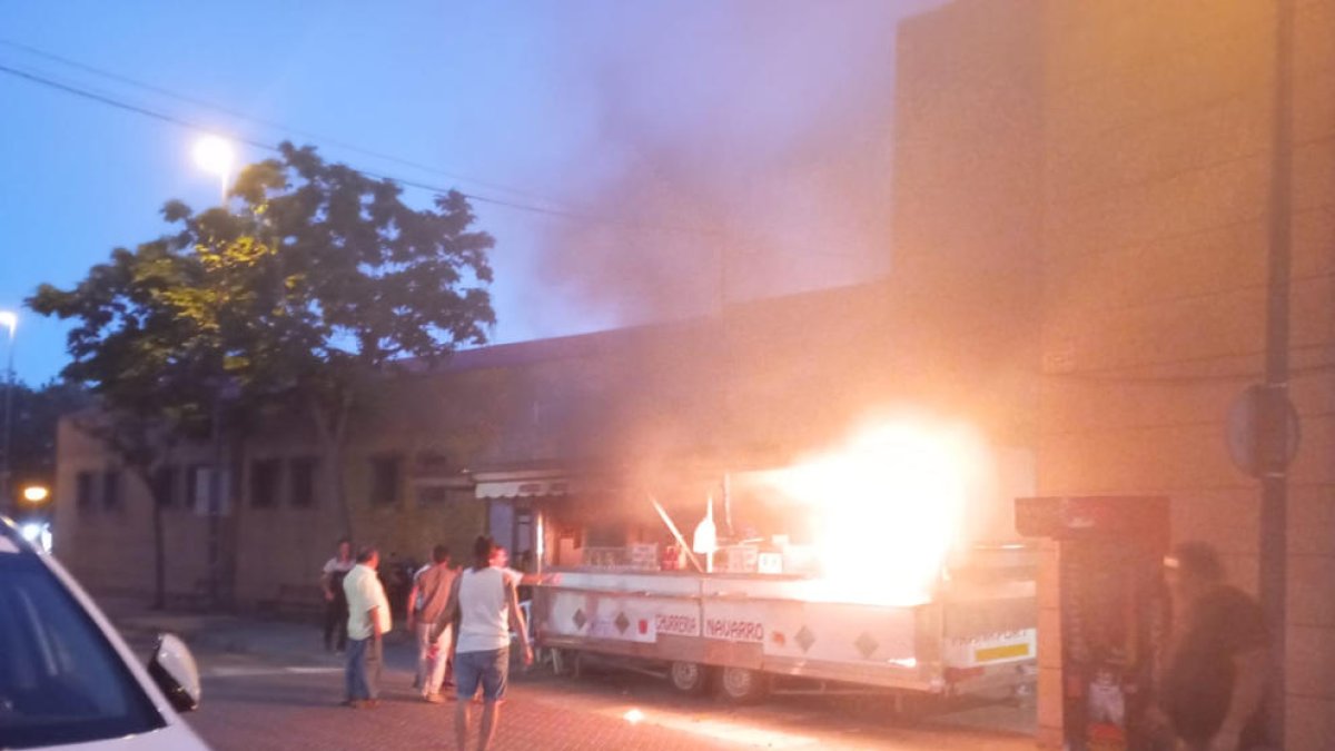 Foc en una food truck - Ahir a la nit hi va haver un aparatós foc en una parada mòbil de les festes del Secà de preparació de cotó de sucre. Pel que sembla, no hi va haver ferits.