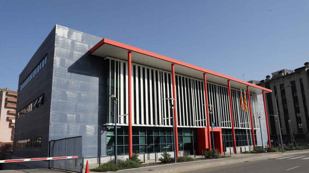 Vista exterior de la comissaria dels Mossos d’Esquadra a Lleida.