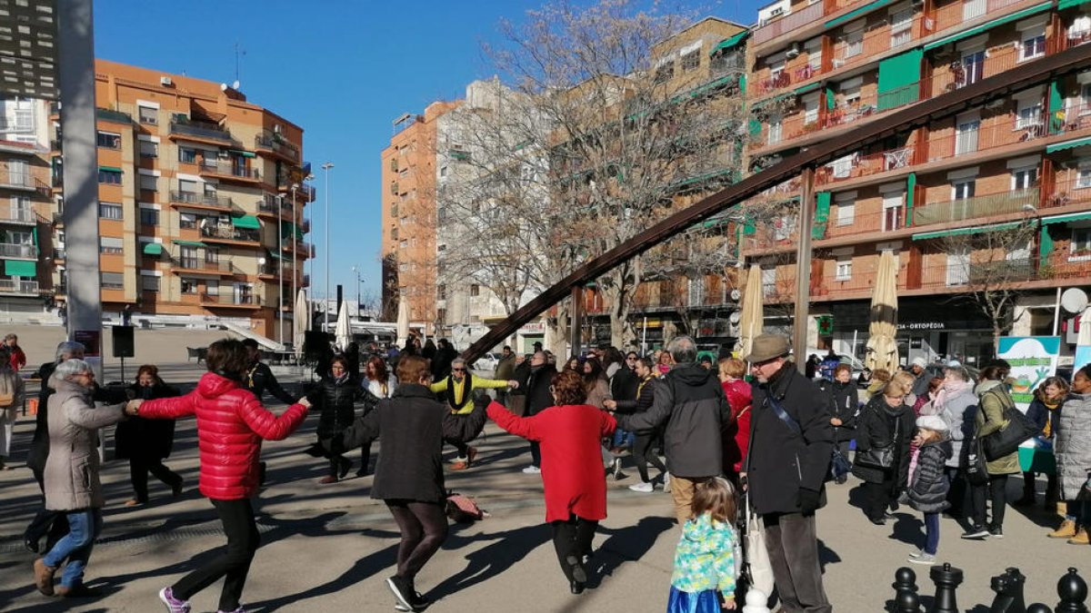 El Diccionari etimològic de la llengua catalana de Joan Coromines narra les aventures dels mots catalans com la millor de les novel·les. De ‘clot’ diu que és pre-romà i que està relacionat amb d’altres de sentit similar en grec, prussià o ...