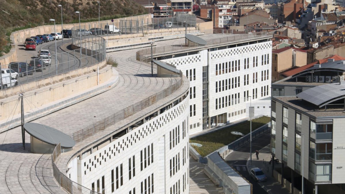 Vista exterior de l’edifici dels jutjats de Lleida, al Canyeret.