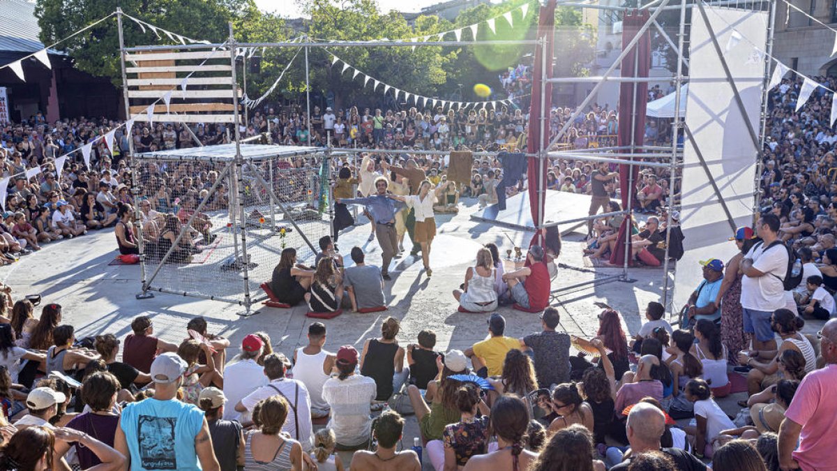 La plaza de Les Nacions se llenó con la propuesta ‘Mirage’ de la compañía Dyptik, que brindó danza y circo al público.