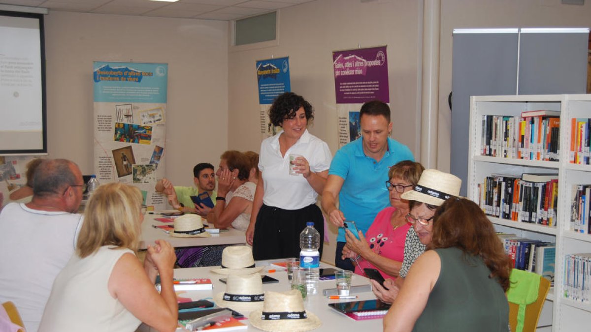 Voluntarios de Adamo ofrecieron a finales de julio un taller de nuevas tecnologías en la biblioteca Màrius Torres de Vinaixa. 
