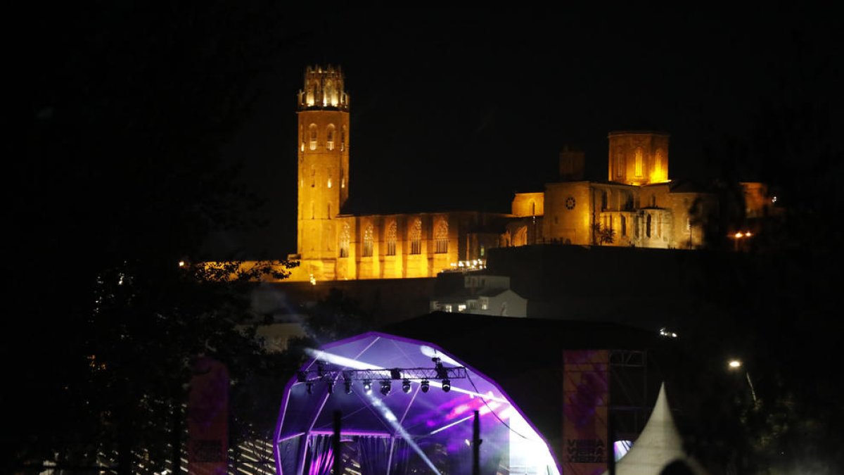 Uno de los escenarios del festival con la Seu Vella de fondo.