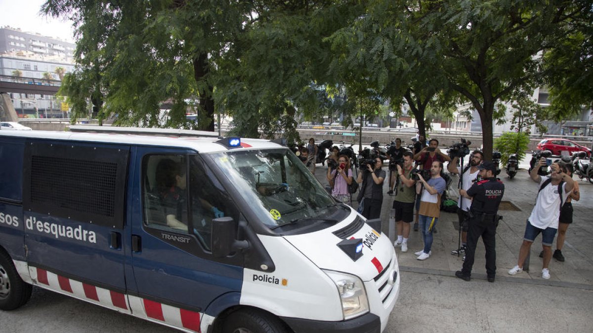 Expectación por la llegada de Dani Alves ayer en la Ciudad de la Justicia de Barcelona.